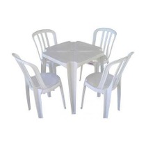 Conjunto de mesas e cadeiras de plastico na região de Niteroi